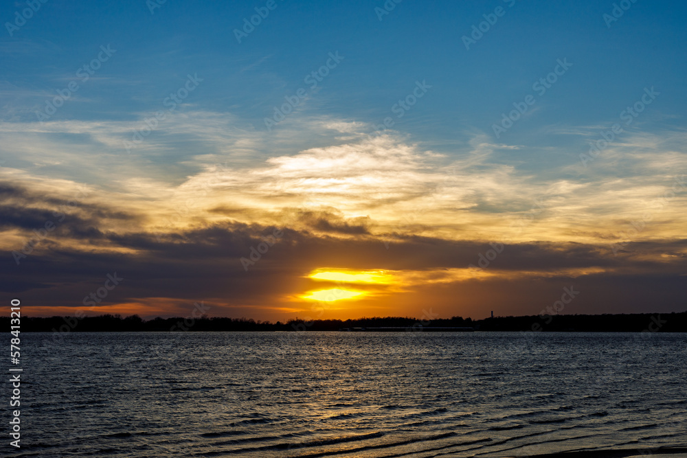 Fototapeta premium A beautiful sunset at Thunderbird lake in Oklahoma.