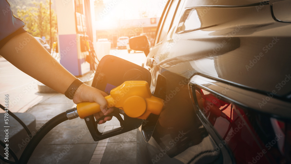 Foto Stock Gasoline being refilled at a petrol station. Refueling
