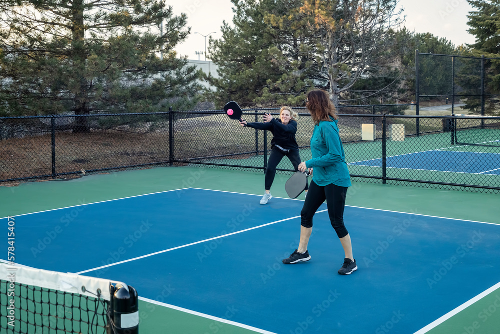 Obraz premium Pickleball Doubles Play Return of Serve