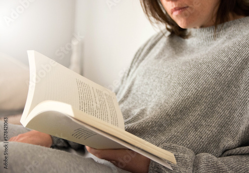 Joven leyendo en la habitacion. Blanco. Calma.