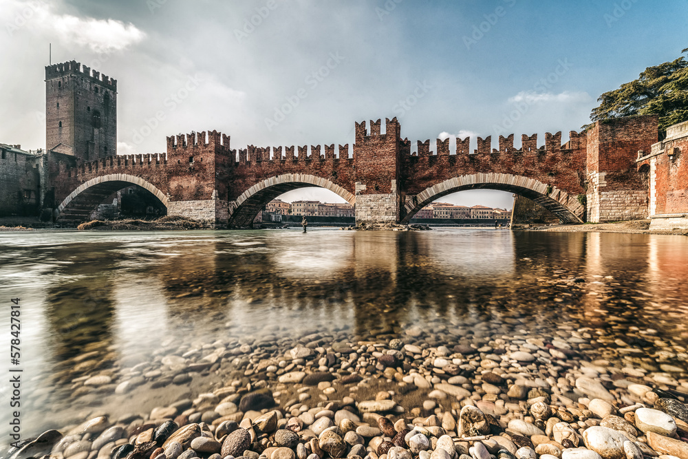 Φωτογραφία Roman arch bridge Ponte Pietra over Adige river in city Verona, Italy