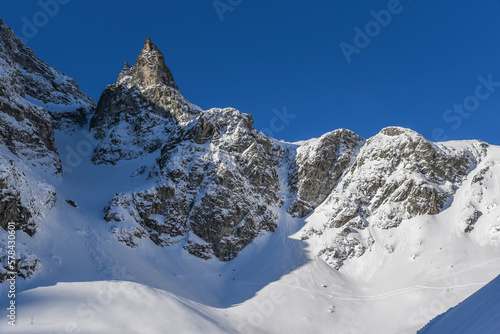 Fototapeta Naklejka Na Ścianę i Meble -  .Panorama of the Polish Tatry Mountains in winter. Mountain landscape of the snowy peaks of the Tatra Mountains in the area of ​​​​Morskie Oko.