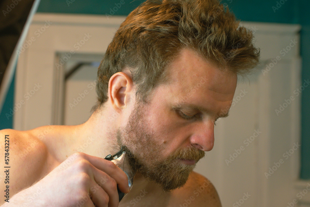 Obraz premium Man cursing his beard hair off, transformation theme, new year new me