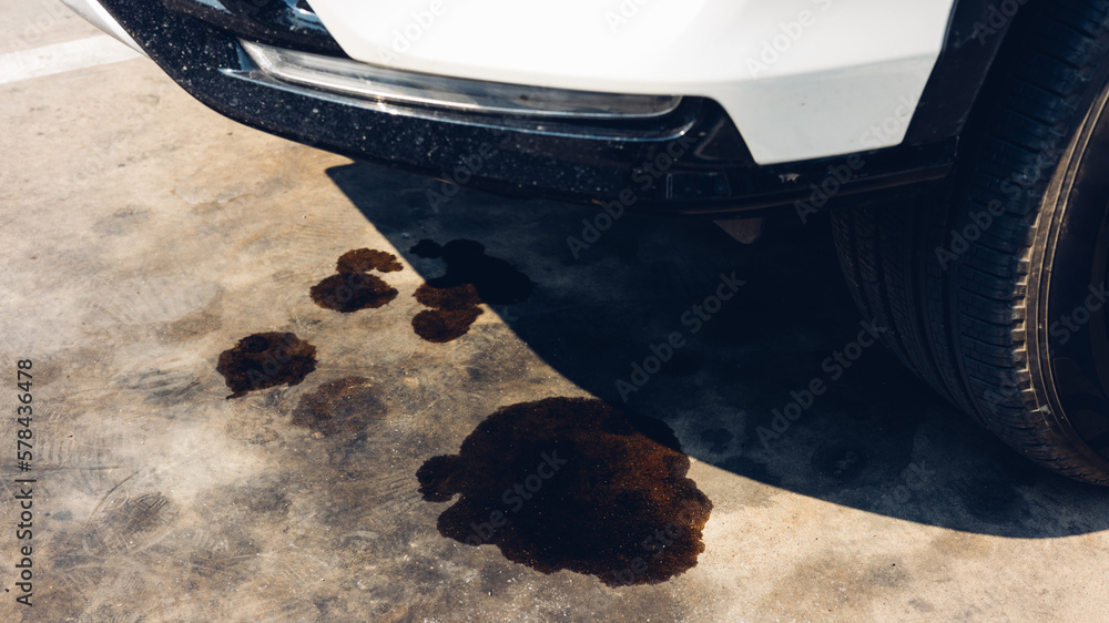 Fotka „engine oil leakage on concrete floor. Black engine oil on