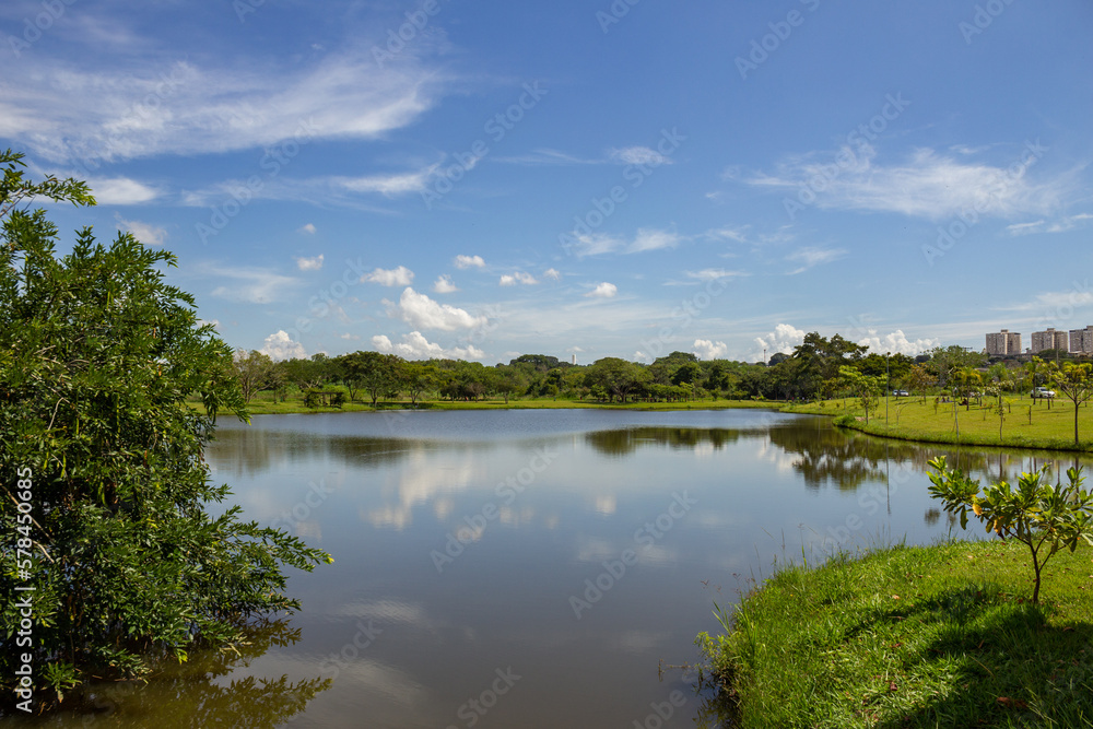 Uma paisagem do Parque Leolídio di Ramos Caiado na cidade de Goiânia com um pequeno lago e vegetação verde e fresca. Uma paisagem do Parque Leolídio di Ramos Caiado na cidade de Goiânia com um pequeno lago e vegetação verde e fresca.