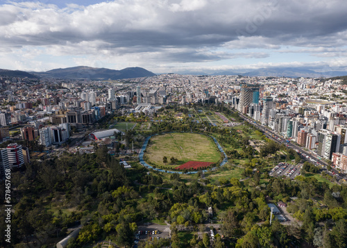 Parque La Carolina Quito Ecuador en el centro financiero de la ciudad 