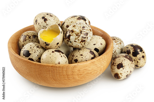Photo Raw quail egg in wooden bowl isolated on white background with full depth of fie