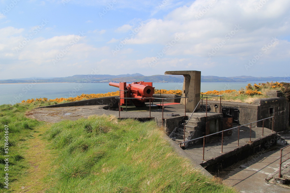 Fototapeta premium RED CANNON PROTECTING HARBOUR