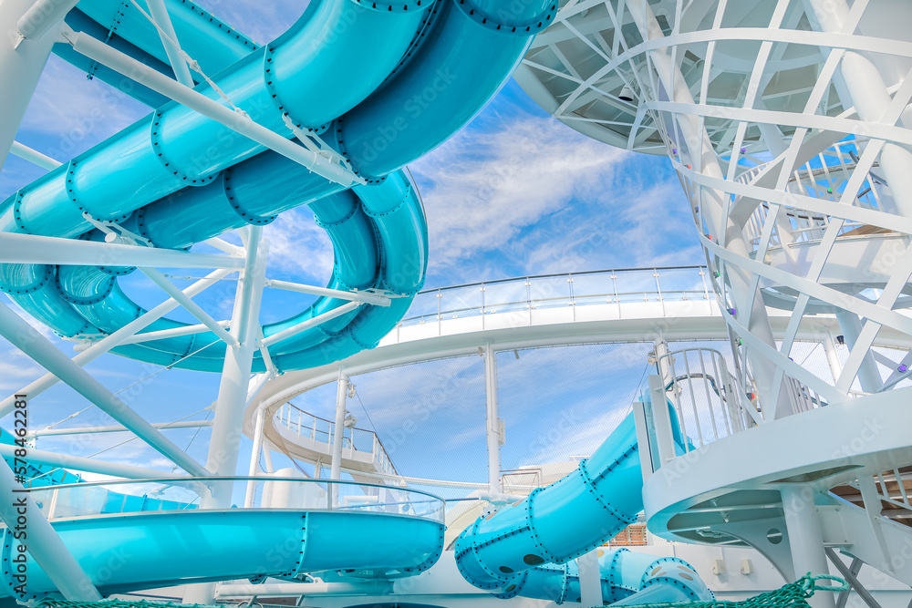 Foto Stock Les toboggans du pont piscines du navire de croisière Costa