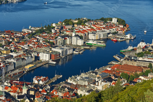 Fototapeta Naklejka Na Ścianę i Meble -  Blick auf eine Hafenanlage in Bergen - Norwegen