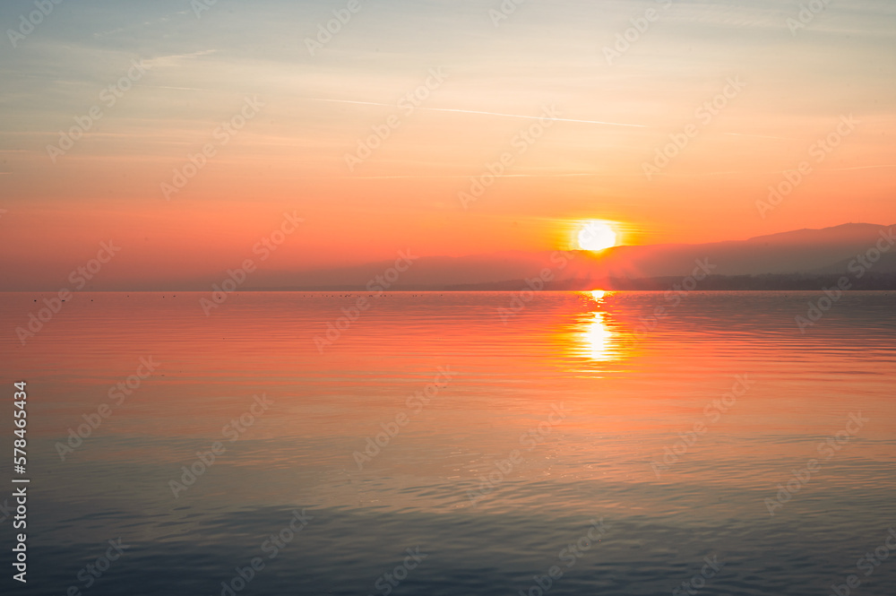magnifique coucher du soleil hivernal sur le lac Léman