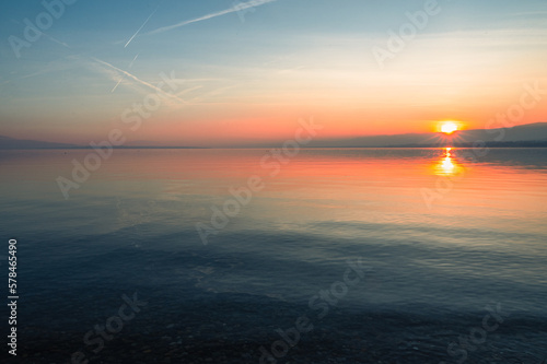 magnifique coucher du soleil hivernal sur le lac L  man