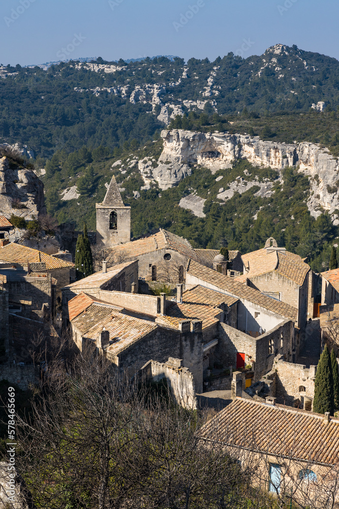 Village médiéval des Baux-de-Provence depuis la basse-cour du château fort