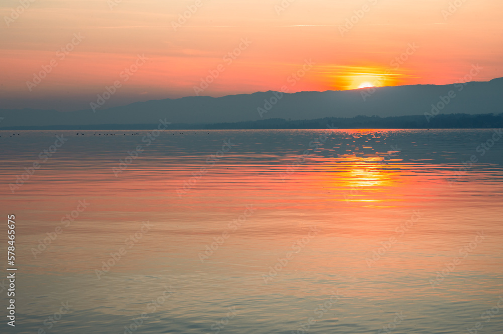 Fototapeta premium magnifique coucher du soleil hivernal sur le lac Léman