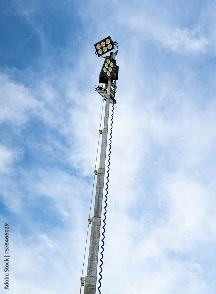 Baubranche - riesige Kräne mit Flutlicht, damit morgens und abends sicher gebaut werden kann.