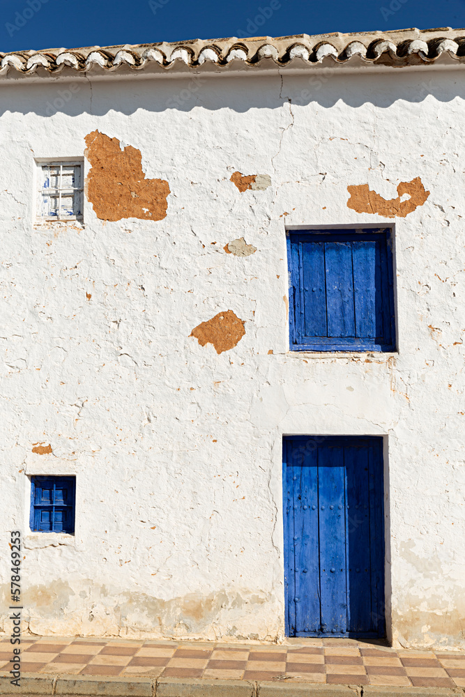Fachada de edificio con puerta y ventanas de madera en color azul ...