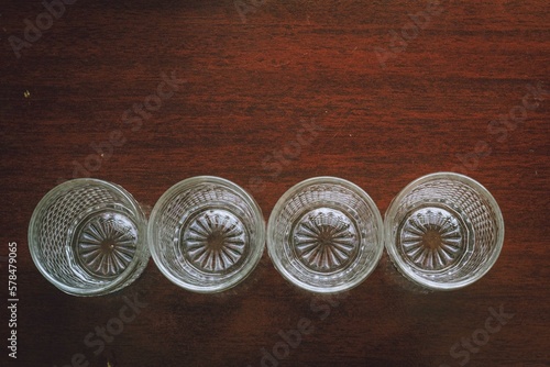 Circular vision of cup. Retro glass cup. Retro glass cup on table. Copo de vidro retrô na mesa. Copo americno pequeno. 