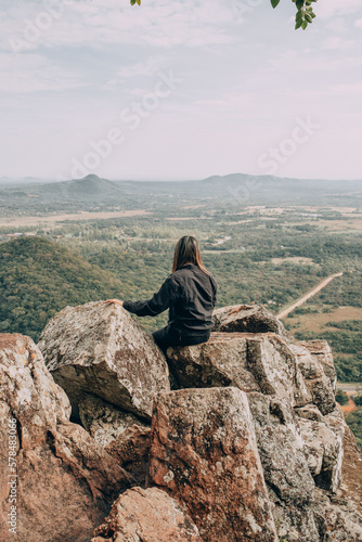Mujer joven mirando panorama de monta  as paraguayas