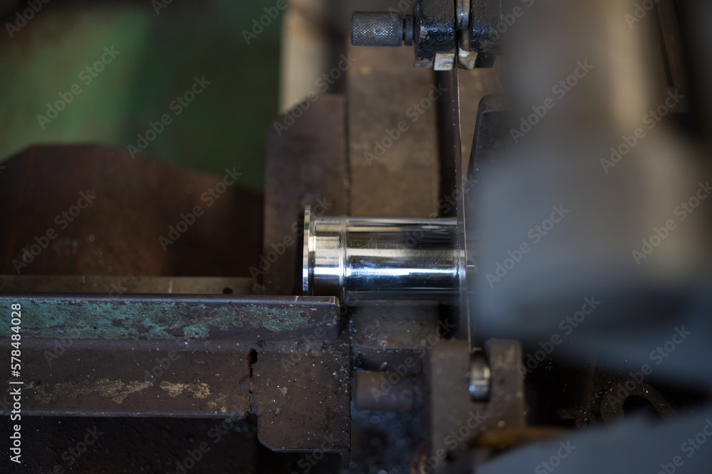 Work of cutting ferrule piping with a band saw
Work of cutting ferrule piping with a band saw