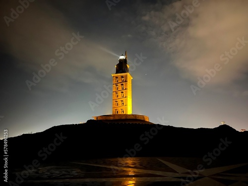 Imagen nocturna de la Torre de Hércules de A Coruña, Galicia