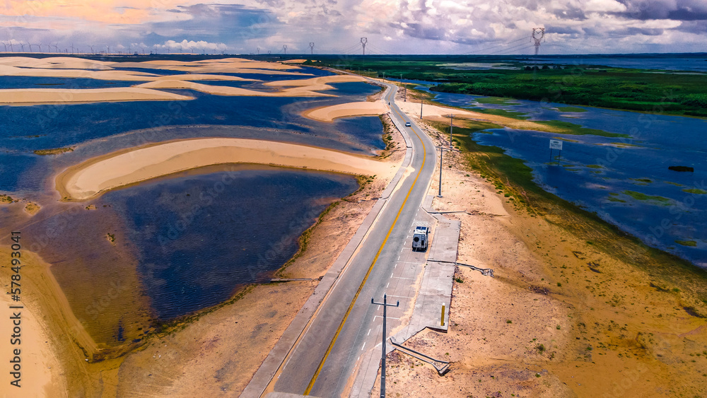 Fototapeta premium Barreirinhas Maranhão Portal Lençóis Maranhenses Deserto Brasileiro Rio Areia Estrada Barcos Barco Motorhome Dunas Lagos Lagoas Porto Turístico Turismo Férias Viagem Viajar Destino Aventura Verão 