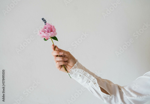 Una mano di donna che regge una penna photo