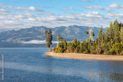 Foto Lake Brunner (Moana) with Arnold River outlet and Hohonu mountain range, West Co