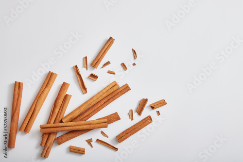 Slika na platnu Top view of cinnamon sticks (Cinnamomum) isolated on white background