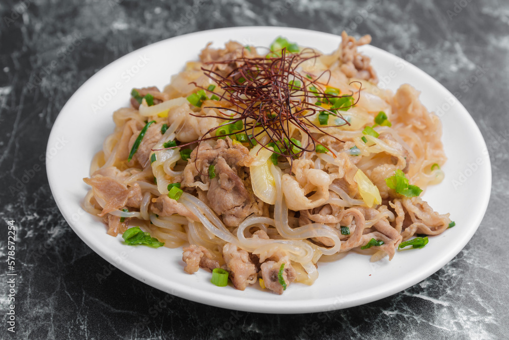 糸コンニャクと豚肉と葱の炒め物