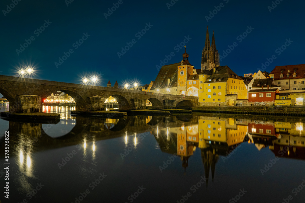 Die steinerne Brücke in Regensburg bei Nacht