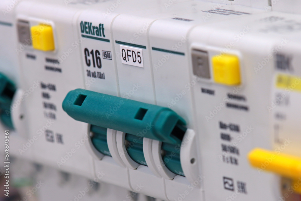 DEKraft automatic current switches for protection of electrical loads ...