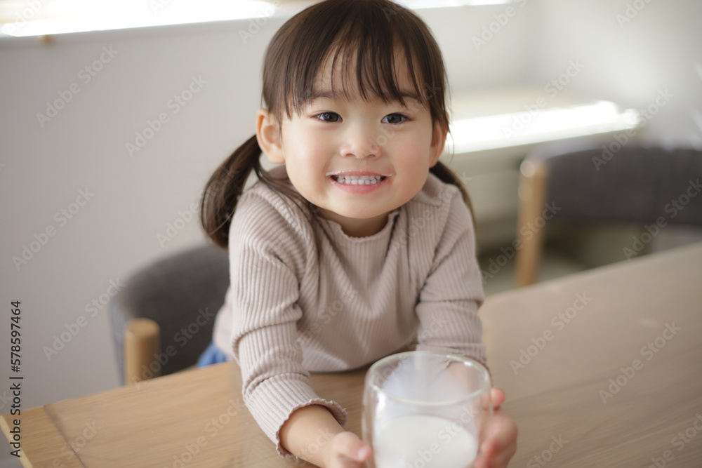 牛乳を飲む女の子 牛乳を飲む女の子