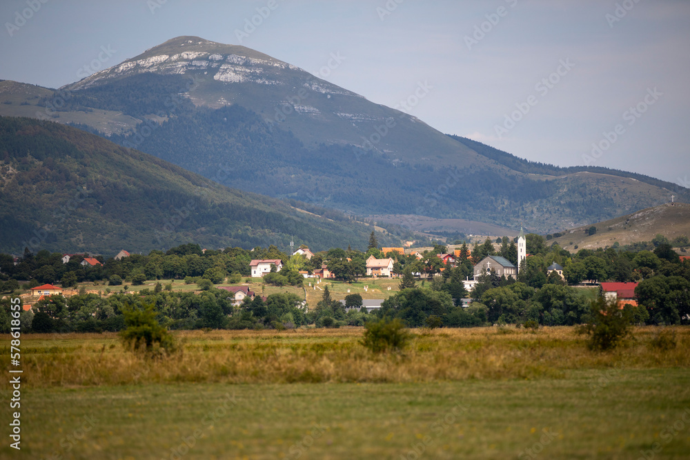 Fototapeta premium Bosnian Mountains: Captivating Photography of Rugged Peaks and Untouched Nature