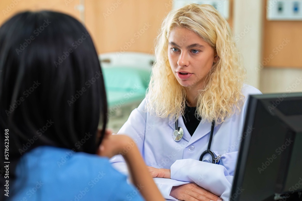 Obraz premium Young female doctor discus with lady patient on healthy problem at hospital clinic