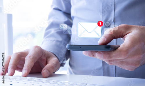 uomo d'affari che controlla telefono, con icona posta elettronica, nuova notifica, computer, avviso