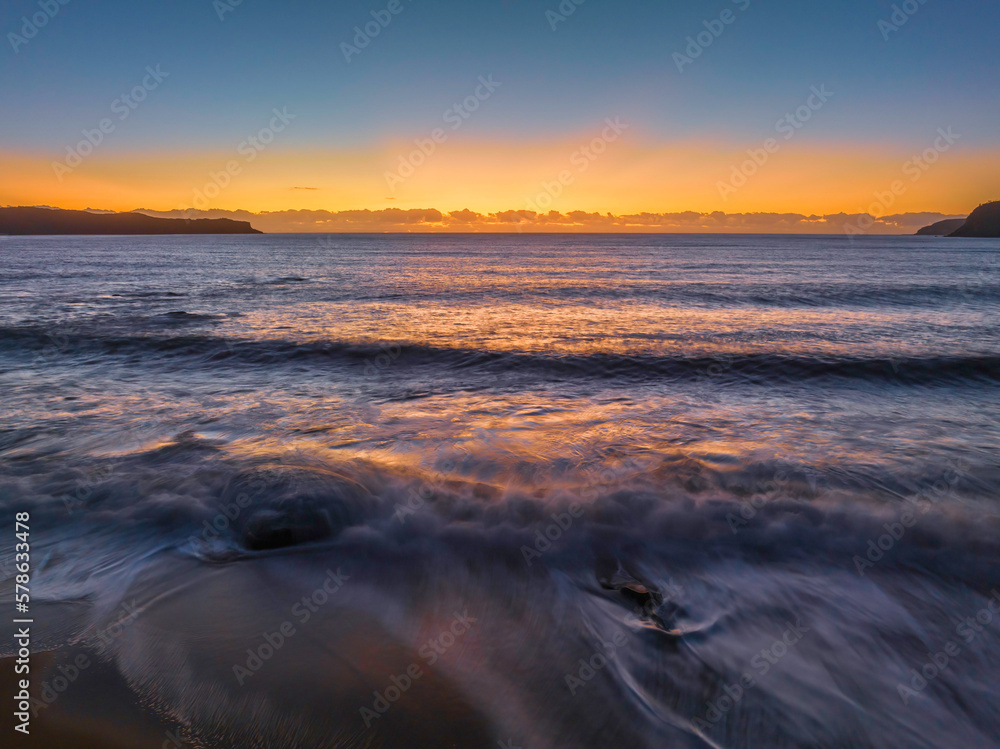 Naklejka premium Aerial sunrise seascape with clear skies and low cloud bank