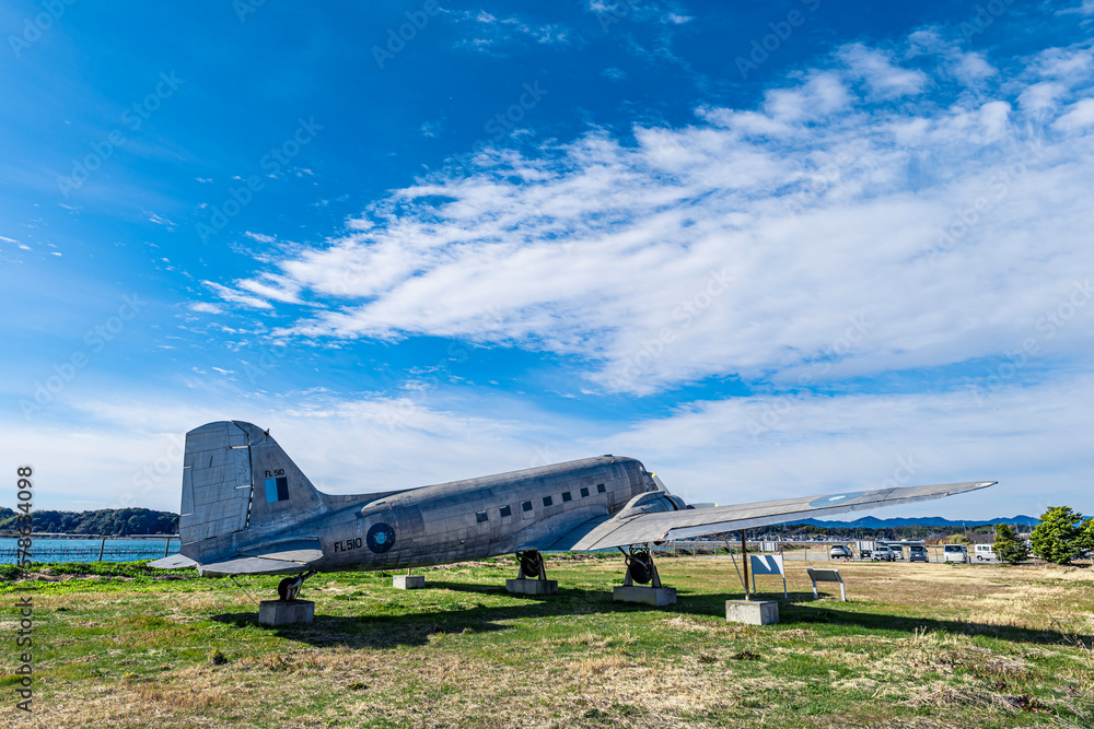 静岡県浜松市の浜名湖湖畔に展示保存されているダグラスDC-3型飛行機