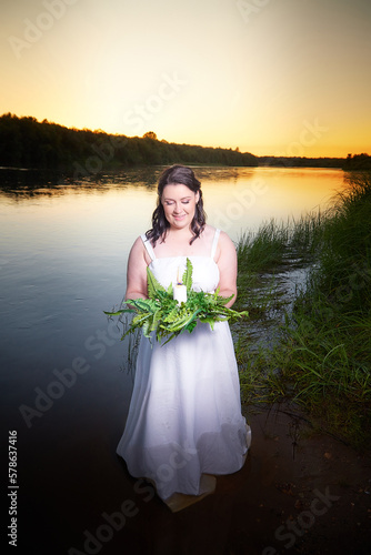Fotografía Slavic plump plump chubby girl in long white dress on the feast of Ivan Kupala w