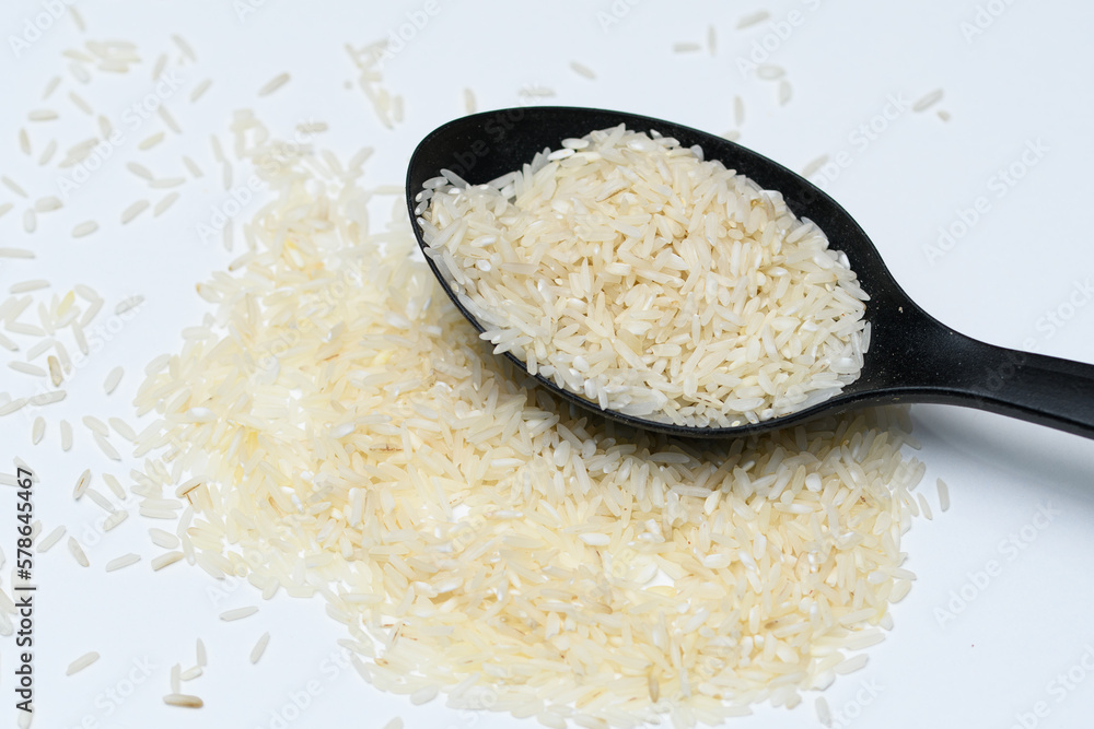Obraz na płótnie Biały ryż jaśminowy na czarnej łyżce  w salonie