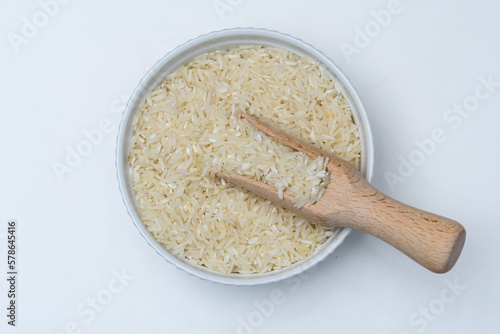 Ryż  biały w małej misce z czerpakiem