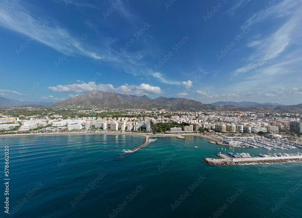 vista aérea de la playa de la Venus en la ciudad de Marbella, España