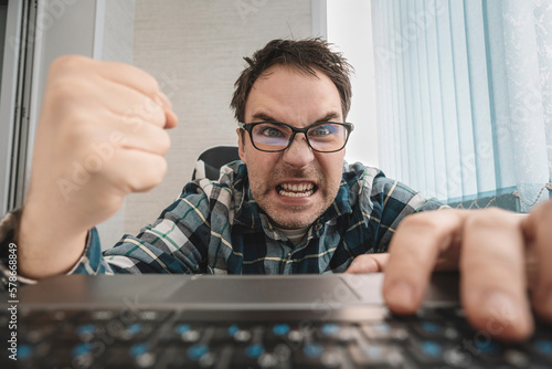 Fotografia businessman in a shirt in the office punches the keyboard