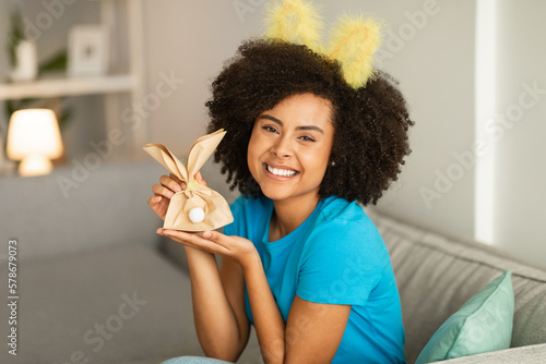 Canvas Print Portrait of beautiful young black woman with easter gift bag at home