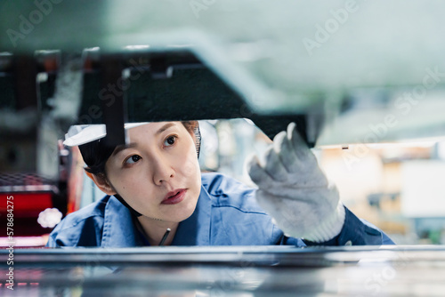 Foto 機械の保守点検をする女性技術者