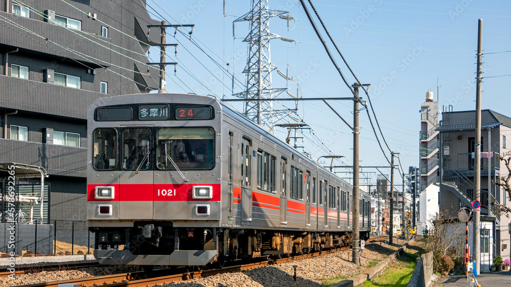 走行する通勤電車