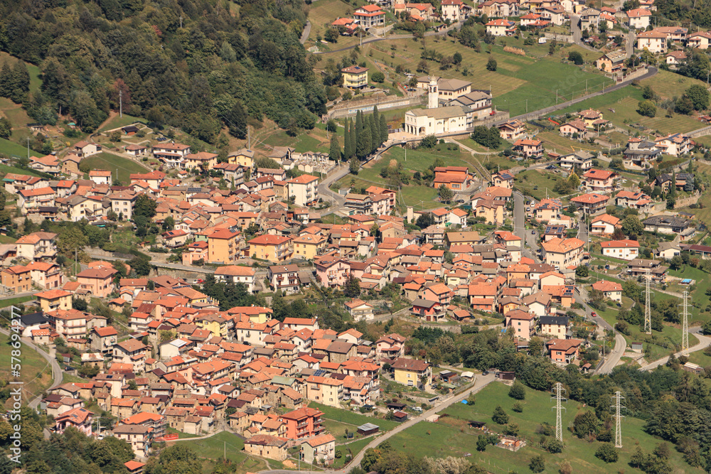 Bergdorf Stazzona über dem nordwestlichen Comer See (Gravedona); Blick von La Crocetta