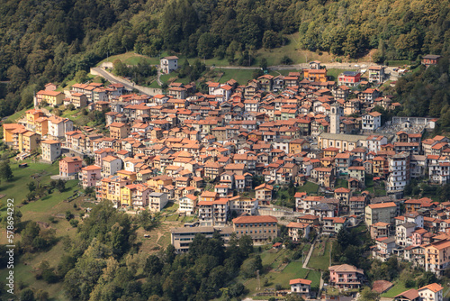 Romantisches Bergdorf Garzeno (bei Gravedona) über dem Valle Albano (Comer Voralpen)