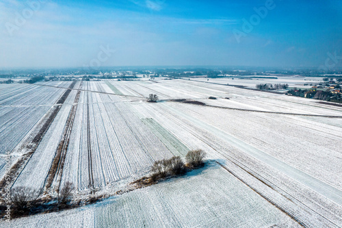 Ośnieżone pola na polskiej wsi. Wiejski, zimowy krajobraz. Zima.