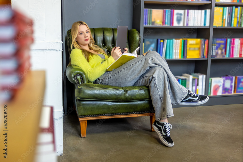Obraz premium Pretty blonde woman stusying in the library