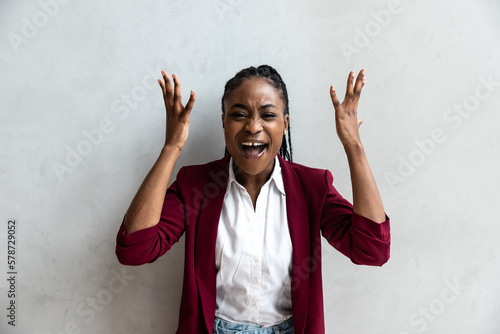Fotografía Young angry African American business woman, employer, senior manager rages abou